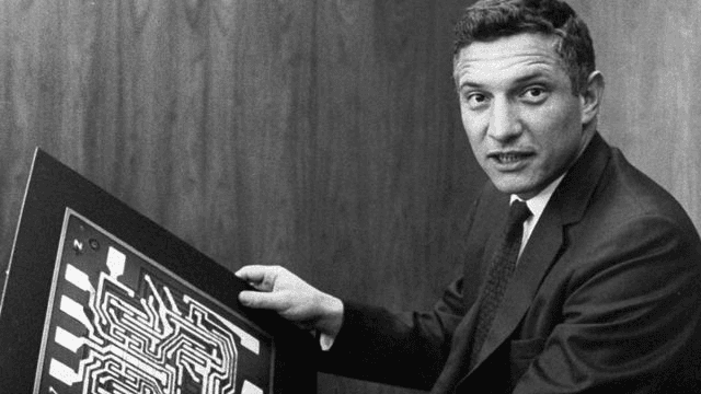 Robert Noyce with motherboard (1959)